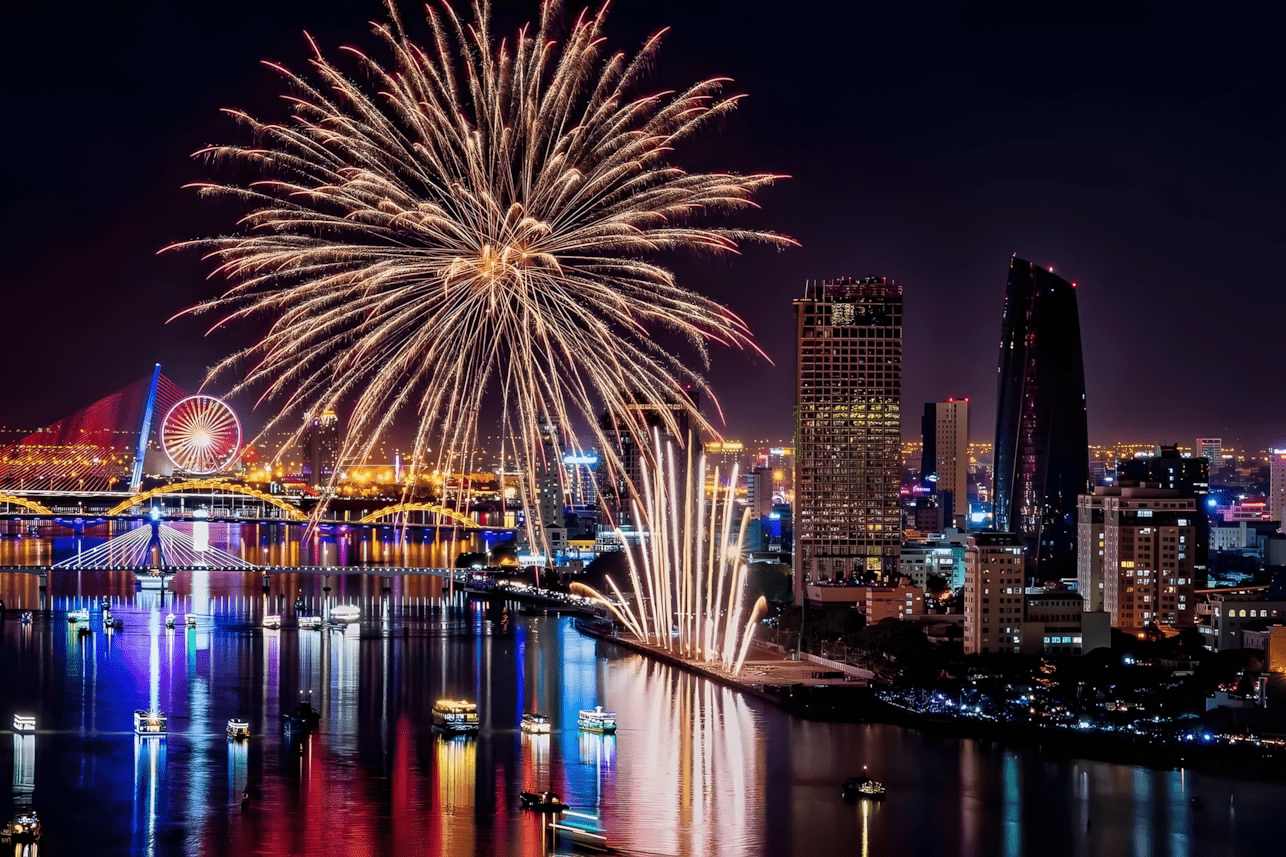 Tiết mục trình diễn Pháo hoa của các đội năm 2024 đã thu hút du khách đến với Du lịch Đà Nẵng.