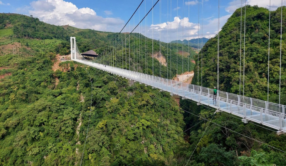 Tour Mộc Châu – Cầu Kính Bạch Long 2N1Đ (Homestay)